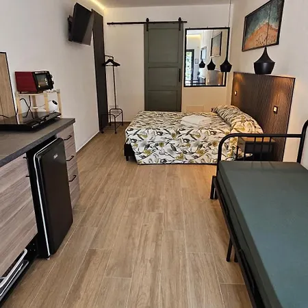 Derosas House Guest house 3*