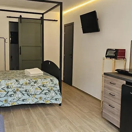 בית הארחה Derosas House 3*