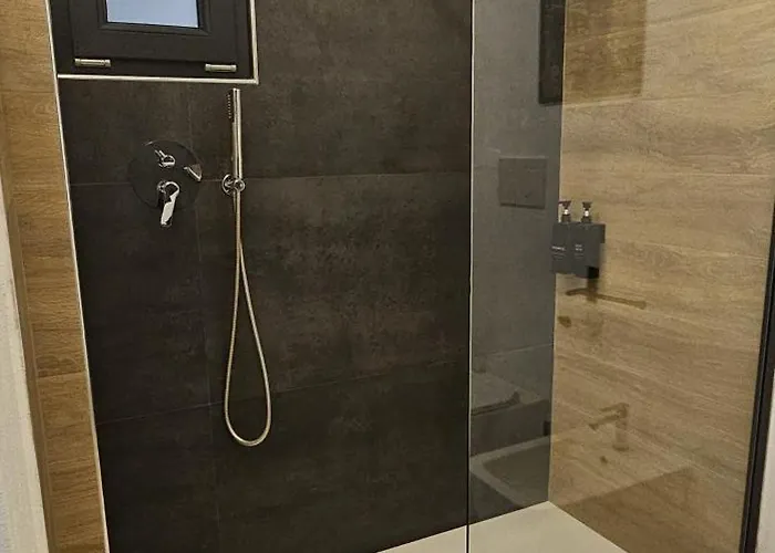 招待所 Derosas House